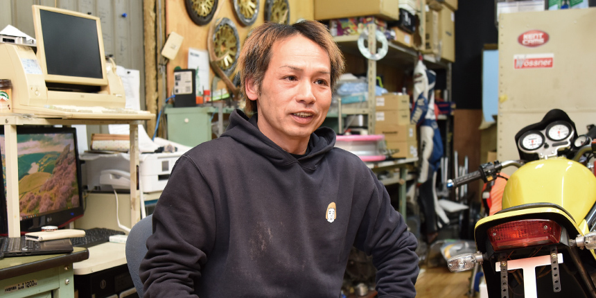 オリジナルのバイクパーツを製造し<br />
バイクのポテンシャルを引き出す匠の技<br />