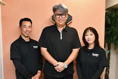 ▲ 主任の蔵屋氏〔写真右〕と共に
