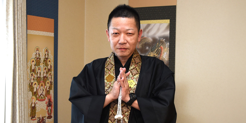 ドキュメンタリー映画の公開で話題に<br />
除霊、供養、祈祷で人々の苦悩を和らげる